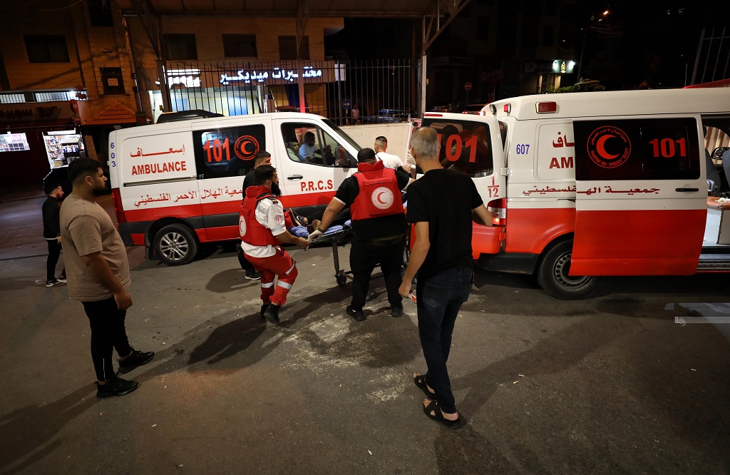 أرشيفية-نقل جرحى برصاص الاحتلال إلى مستشفى في نابلس (تصوير: أيمن النوباني/وفا)
